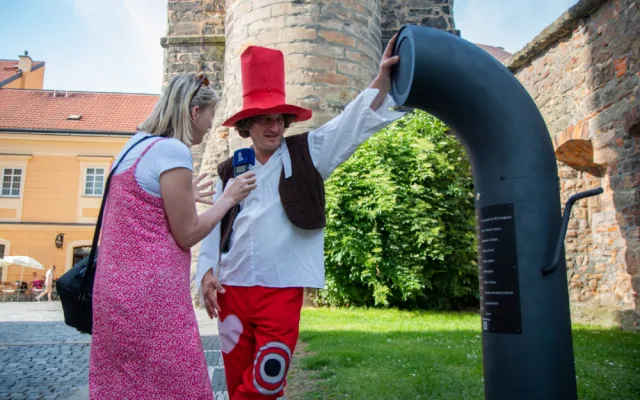 Hradecký kraj má třetí Poesiomat. Stojí v Jičíně nedaleko Valdické brány