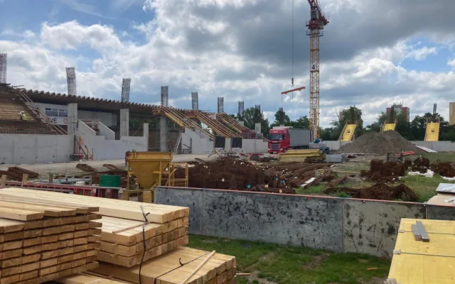 Podívejte se na rozestavěný hradecký stadion. V těchto dnech začala repase lízátek