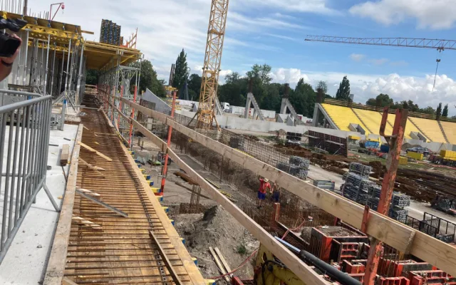 Podívejte se na rozestavěný hradecký stadion. V těchto dnech začala repase lízátek