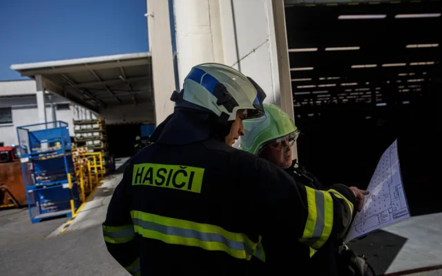 FOTO: V rámci cvičení hasiči likvidovali 400 litrů nebezpečné kapaliny
