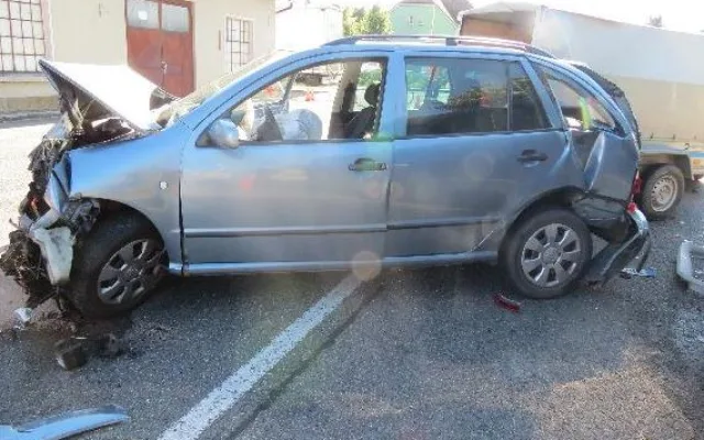 Na hlavním tahu u Hořic se srazila čtyři auta. Na vině je řidič, který nedodržel bezpečnou vzdálenost