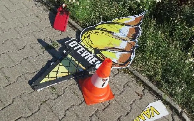 Na hlavním tahu u Hořic se srazila čtyři auta. Na vině je řidič, který nedodržel bezpečnou vzdálenost