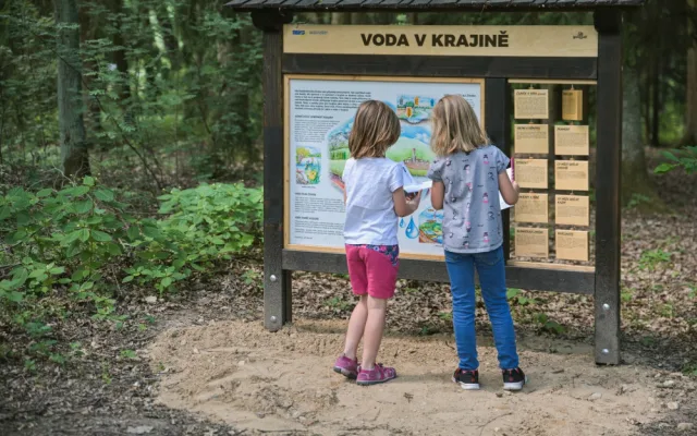 V Hradci Králové se otevřela nová naučná stezka pro děti. Začíná v kempu Stříbrný rybník