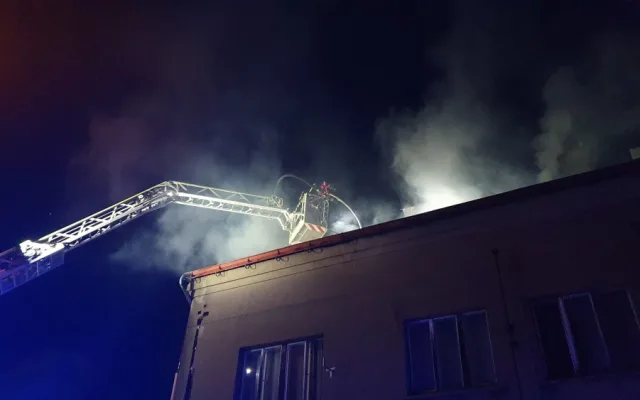 Požár bytového domu v Úpici připravil o domov 17 lidí. Náhradní ubytování zařídilo město