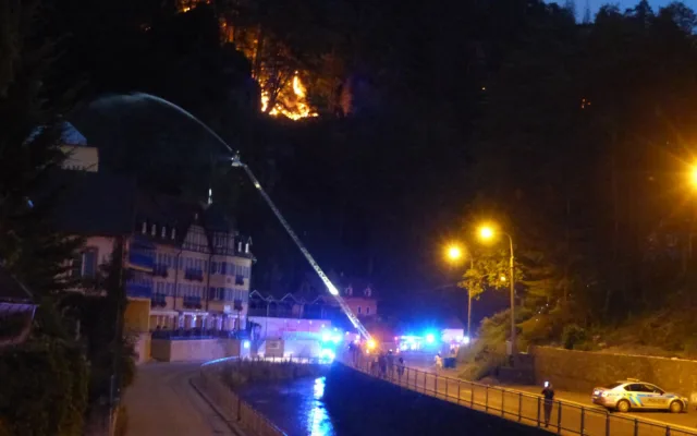 VIDEO: I v hradeckém kraji je od rána cítit zápach spáleniny. Jde o požár v Českém Švýcarsku