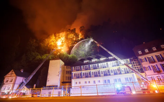 Z hradeckého kraje odjelo pomáhat na Děčínsko s hašením požárů přes deset hasičů