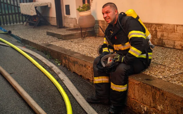 Z hradeckého kraje odjelo pomáhat na Děčínsko s hašením požárů přes deset hasičů