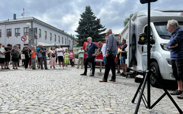 Babiš s obytňákem navštívil hradecký kraj. V Lázních Bělohrad na něj čekala technopárty