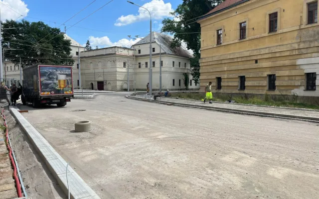 Hradecká Fortna už má kruhový objezd. Práce jdou podle plánu