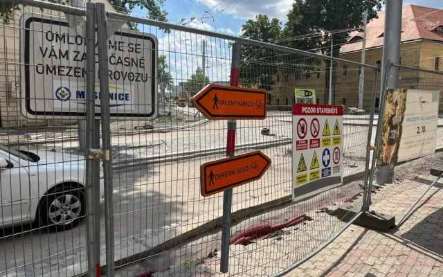 Hradecká Fortna už má kruhový objezd. Práce jdou podle plánu