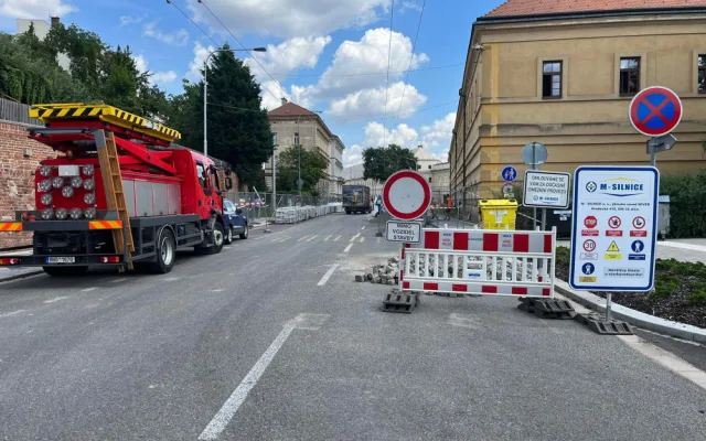 Hradecká Fortna už má kruhový objezd. Práce jdou podle plánu