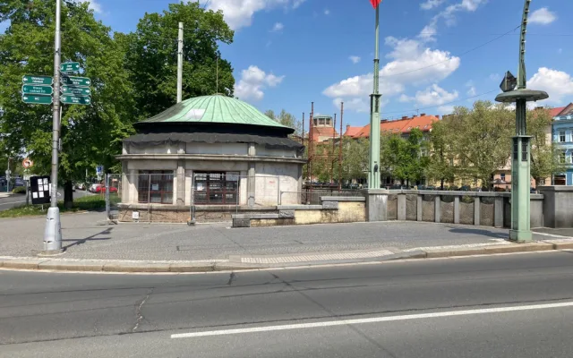 Oprava secesního kiosku na mostě v Hradci Králové dosud vyšla na asi 725 tisíc korun