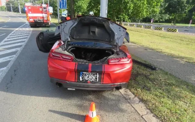 Nehoda Chevroletu Camaro v Hradci Králové