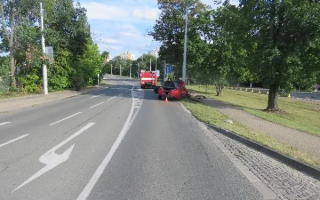 Nehoda Chevroletu Camaro v Hradci Králové