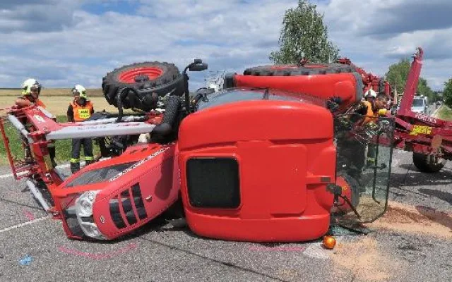 Převrácený traktor po střetu s osobním autem