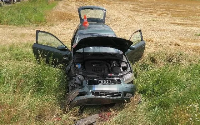 Osobní auto, které po střetu skončilo v poli