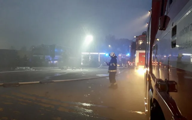 Požár haly s odpadem  v Hradci Králové