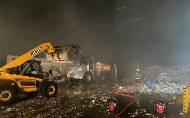 Za požárem haly s odpadem v Hradci zřejmě samovznícení. Škoda je do půl milionu