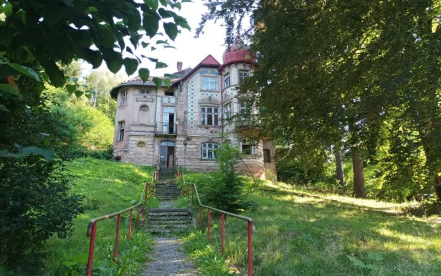 Náchod koupí v areálu běloveských lázní za deset milionů historickou vilu Panzinka