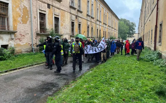 Do ulic Josefova vyrazilo 900 policistů. Šlo o cvičení antikonfliktních týmů za běžného provozu města