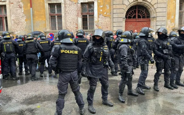 Do ulic Josefova vyrazilo 900 policistů. Šlo o cvičení antikonfliktních týmů za běžného provozu města
