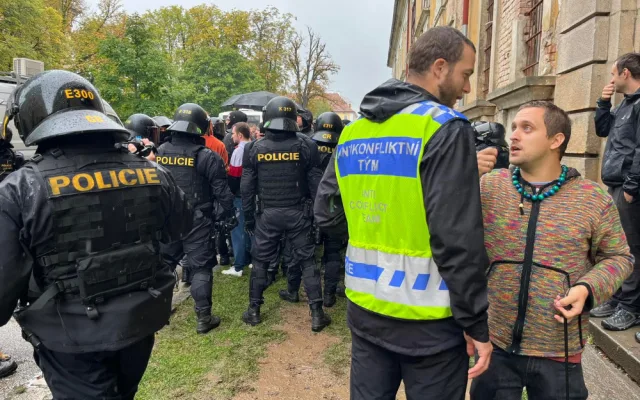 Do ulic Josefova vyrazilo 900 policistů. Šlo o cvičení antikonfliktních týmů za běžného provozu města