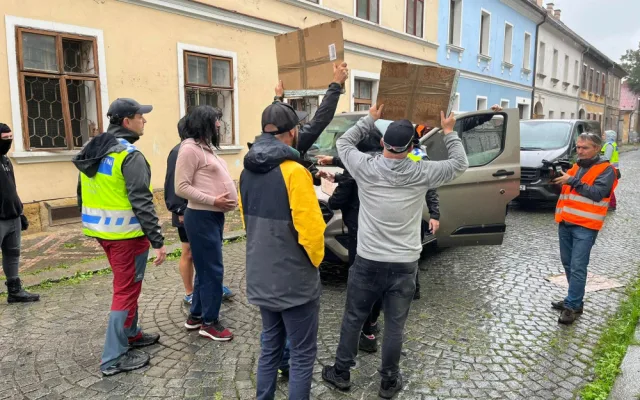Do ulic Josefova vyrazilo 900 policistů. Šlo o cvičení antikonfliktních týmů za běžného provozu města