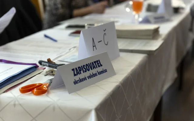 Ještě dnes do 14:00 mohou lidé vybírat nové zastupitele obcí a měst