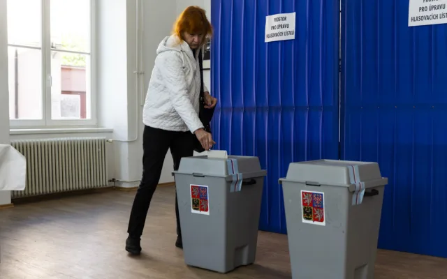 Ještě dnes do 14:00 mohou lidé vybírat nové zastupitele obcí a měst