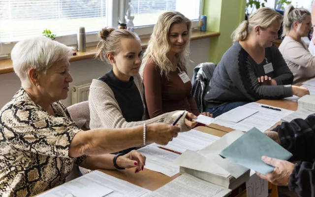 Ještě dnes do 14:00 mohou lidé vybírat nové zastupitele obcí a měst