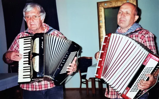 Miloš Jirman vpravo při hře na tahací harmoniku