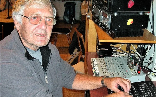 Miloš Jirman ve funkci osvětlovače (fotografie z roku 2013)