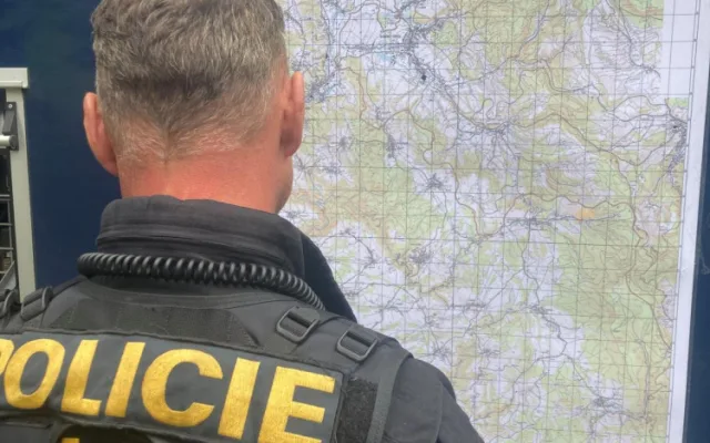 Během cvičného pátrání bylo třeba zahájit skutečné. V lese se ztratila houbařka