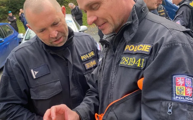 Během cvičného pátrání bylo třeba zahájit skutečné. V lese se ztratila houbařka