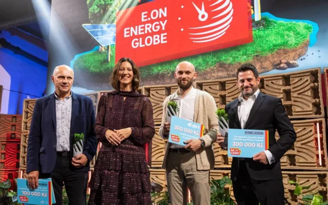 Generální ředitelka E.ON Claudie Viohl se třemi oceněnými. Zleva stojí Milan Kazda (Obec Kněžice), David Minařík (MYCO) a Daniel Frejvald (Wienerberger)