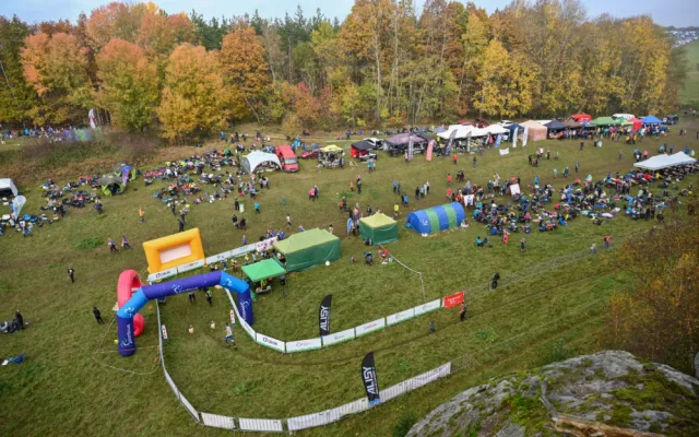 Orientační běžci v pískovcových skalních městech — neztratili se