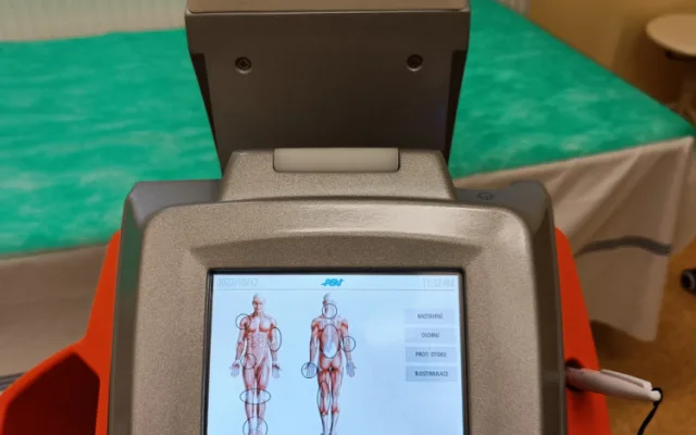 Nemocnice v Trutnově používá speciální laser. Zkracuje dobu léčby a pomáhá s covidem