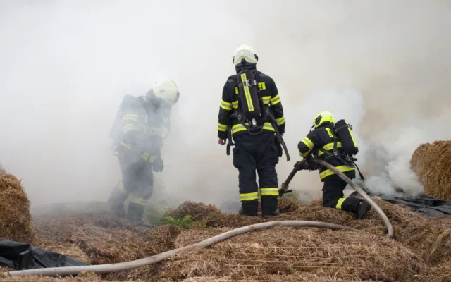 Na poli u Stěžer hořela sláma. S požárem hasiči bojovali dlouhých 12 hodin