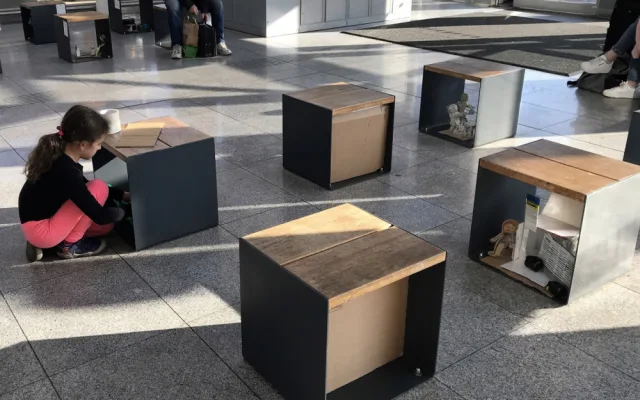 Hradecký terminál je zaplavený panáčky z lepenky nebo polystyrenu. Jde o dětské umělecké dílo