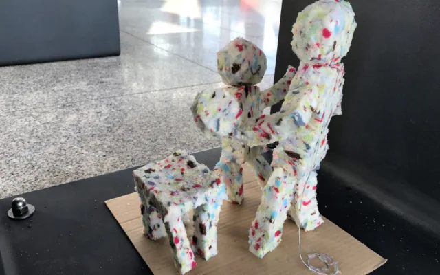 Hradecký terminál je zaplavený panáčky z lepenky nebo polystyrenu. Jde o dětské umělecké dílo