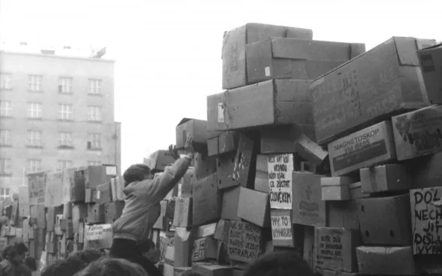 V Hradci Králové se revoluce naplno rozjela až o tři dny později. Komunismus se vytlačoval postupně