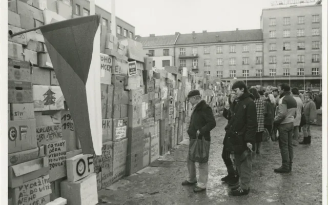 V Hradci Králové se revoluce naplno rozjela až o tři dny později. Komunismus se vytlačoval postupně