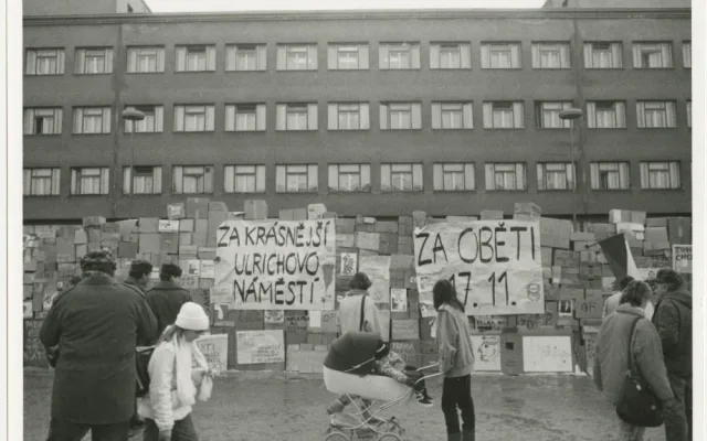 V Hradci Králové se revoluce naplno rozjela až o tři dny později. Komunismus se vytlačoval postupně