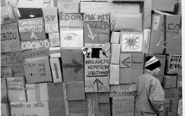 V Hradci Králové se revoluce naplno rozjela až o tři dny později. Komunismus se vytlačoval postupně