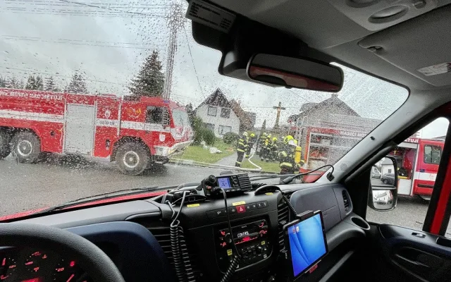 zásah hasičů při požáru rodinného domu v Jestřebí