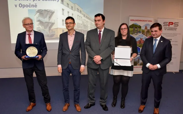 Stavba roku Domov pro seniory převzal zhovotvitel Pavel Valc