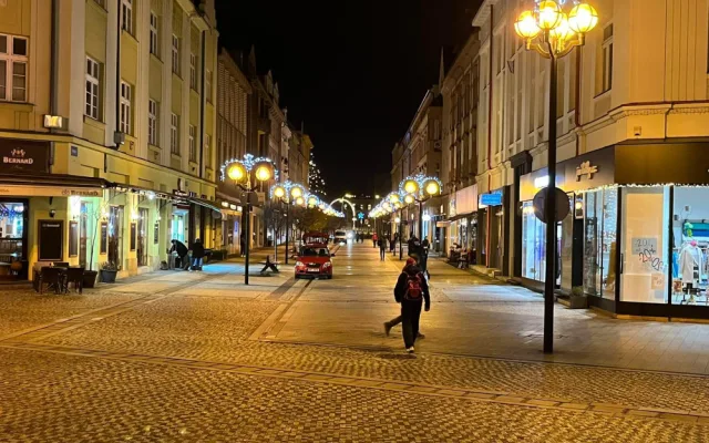 ANKETA: Jaké náměstí v Hradci Králové má hezčí vánoční strom?