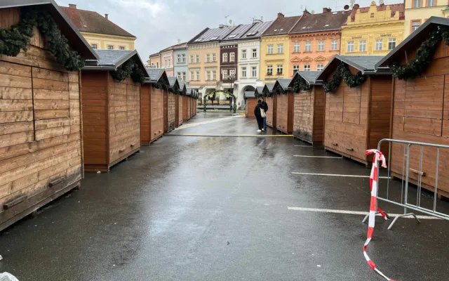 OBRAZEM: Na Velkém náměstí vrcholí přípravy na vánoční trhy. Auta musí oklikou