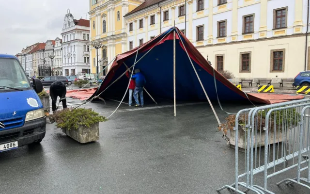 OBRAZEM: Na Velkém náměstí vrcholí přípravy na vánoční trhy. Auta musí oklikou