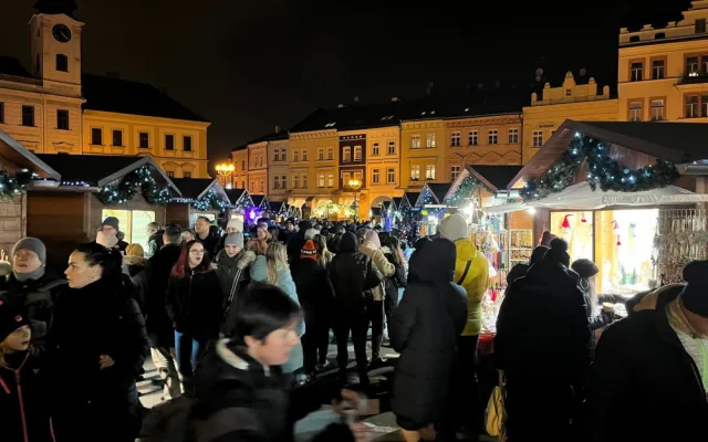 OBRAZEM: První víkend na vánočních trzích v Hradci Králové. Na náměstí se vystřídalo několik tisíc lidí
